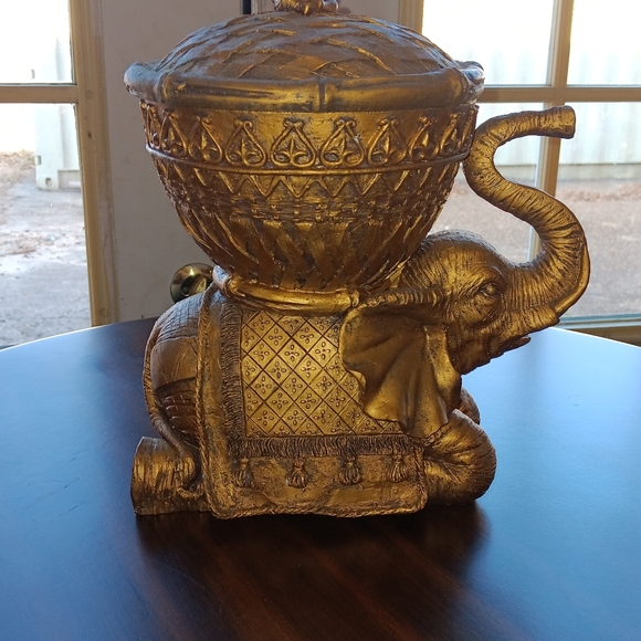 Elephant box with lid - Picture 2 of 5